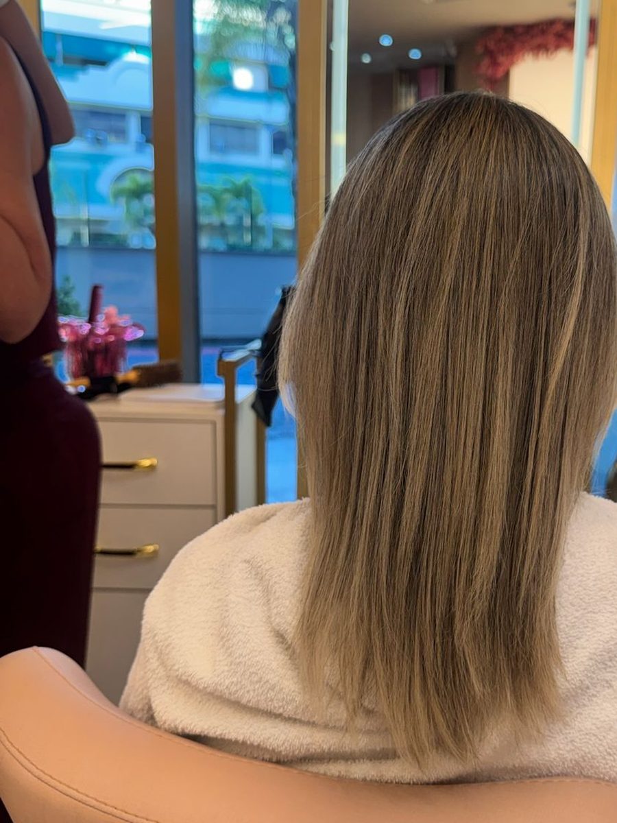 Antes: mechas personalizadas em loiro escuro