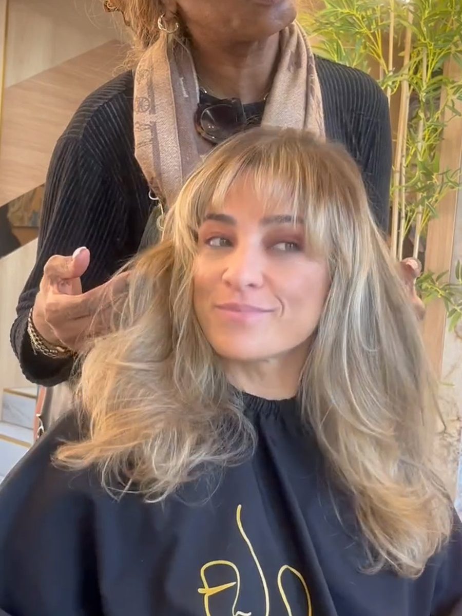 Depois: coloração loira com franja