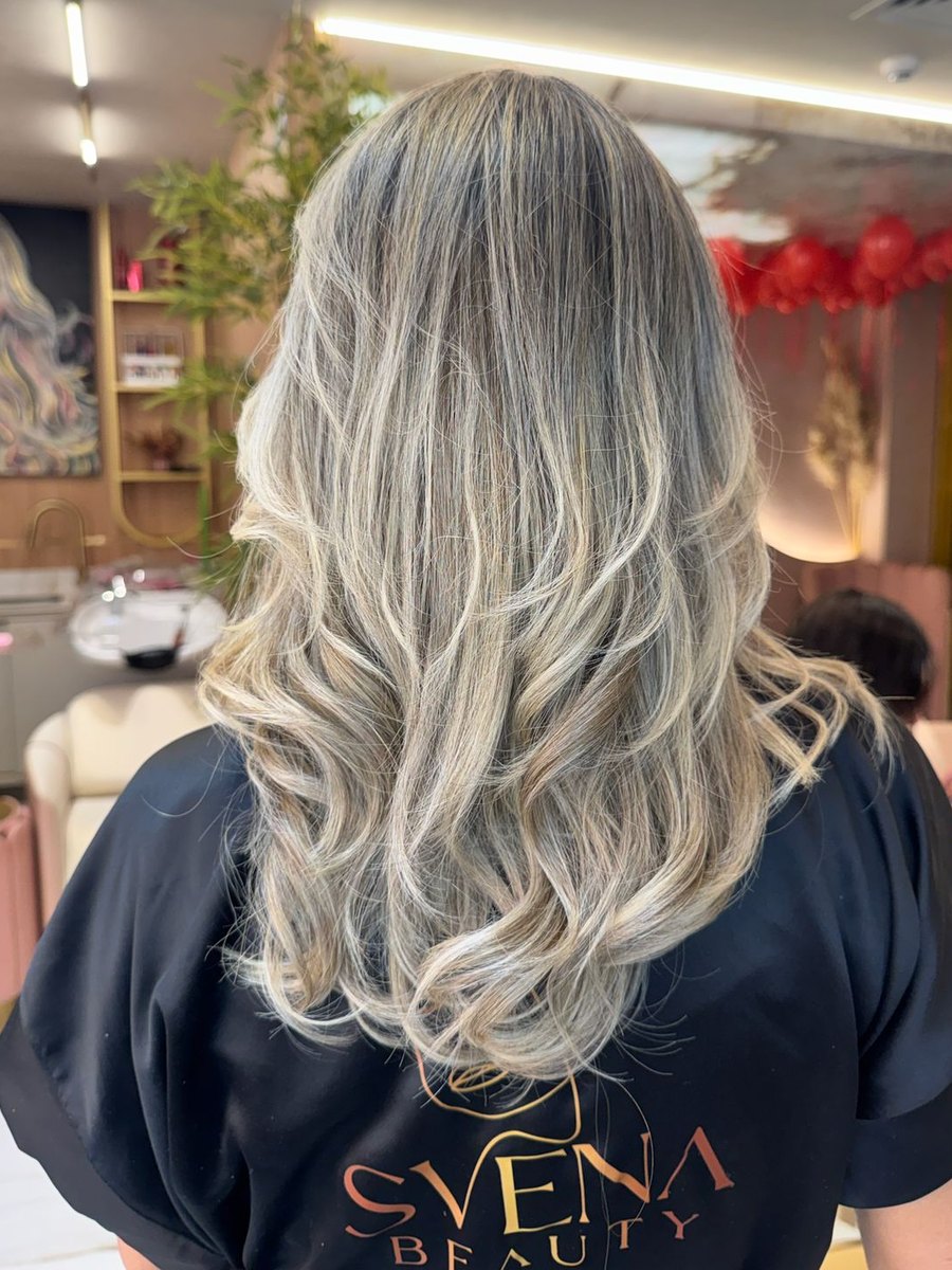 Depois: mechas personalizadas em loiro iluminado