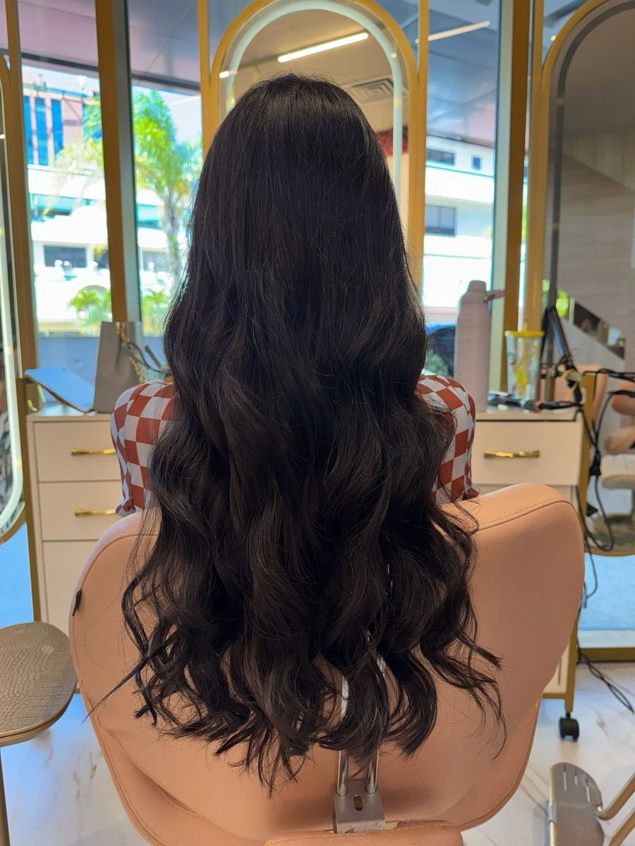 Depois: mega hair castanho com ondas