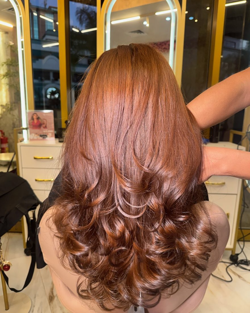 Cabelo em coloração acobreada com pontas marcadas na Svena Beauty