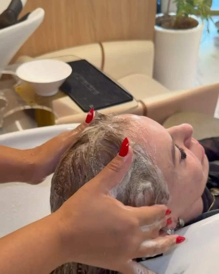 Aplicação de coloração no lavatório da Svena Beauty