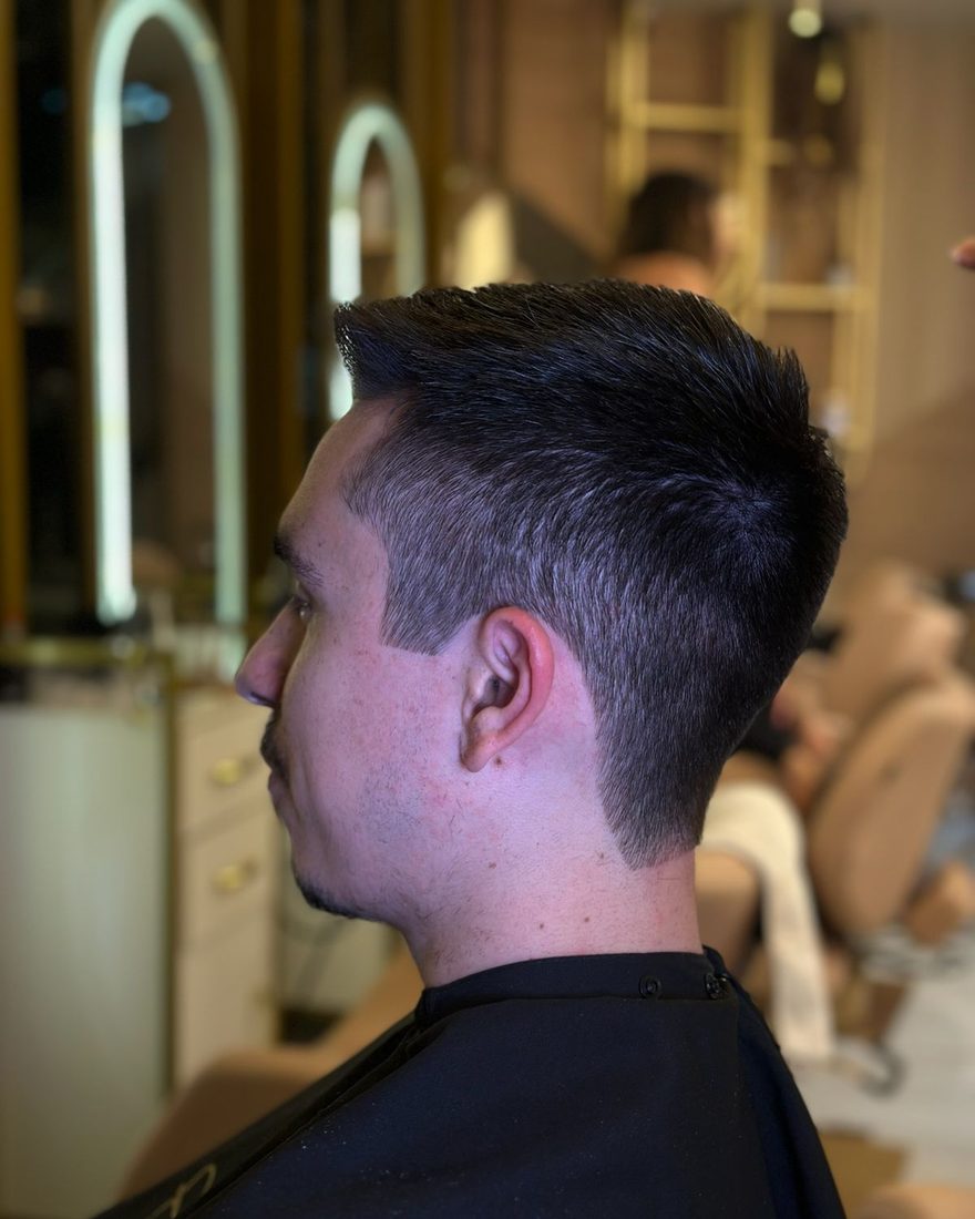 Corte masculino com degradê feito na Svena Beauty