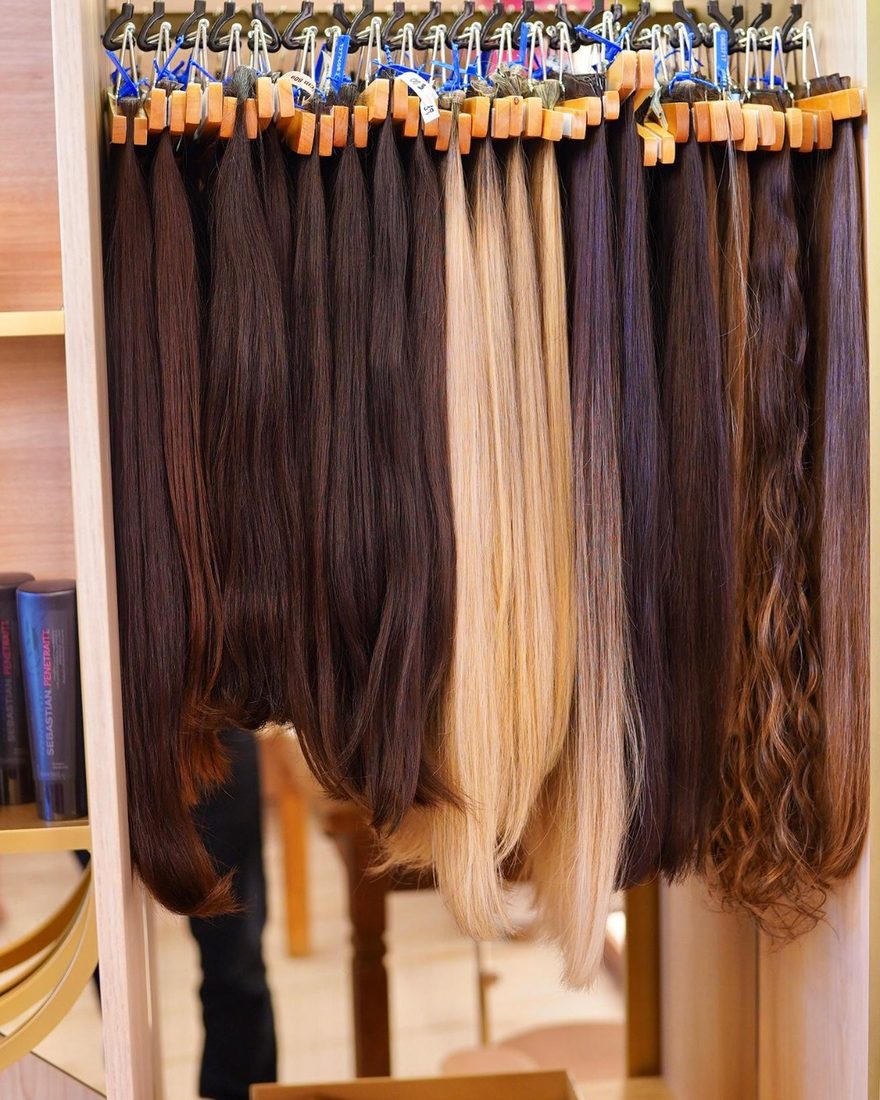 Mechas de cabelo natural organizadas por tom no ateliê da Svena Beauty