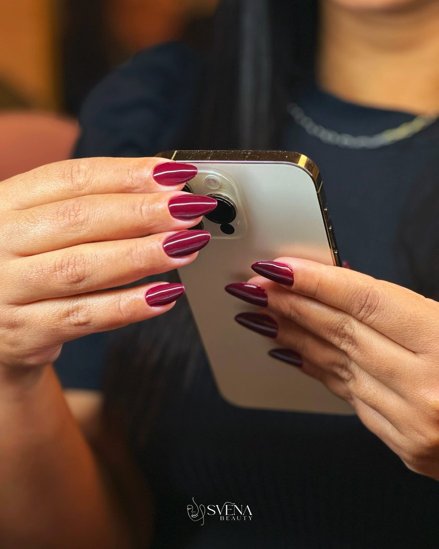 Unhas em tom vinho com acabamento de nail designer da Svena Beauty