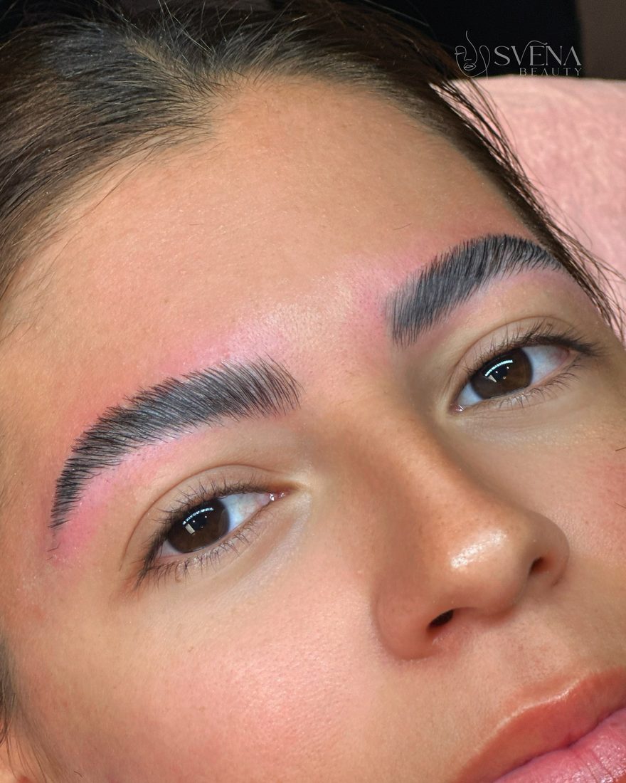 Sobrancelha com brow lamination feita na Svena Beauty