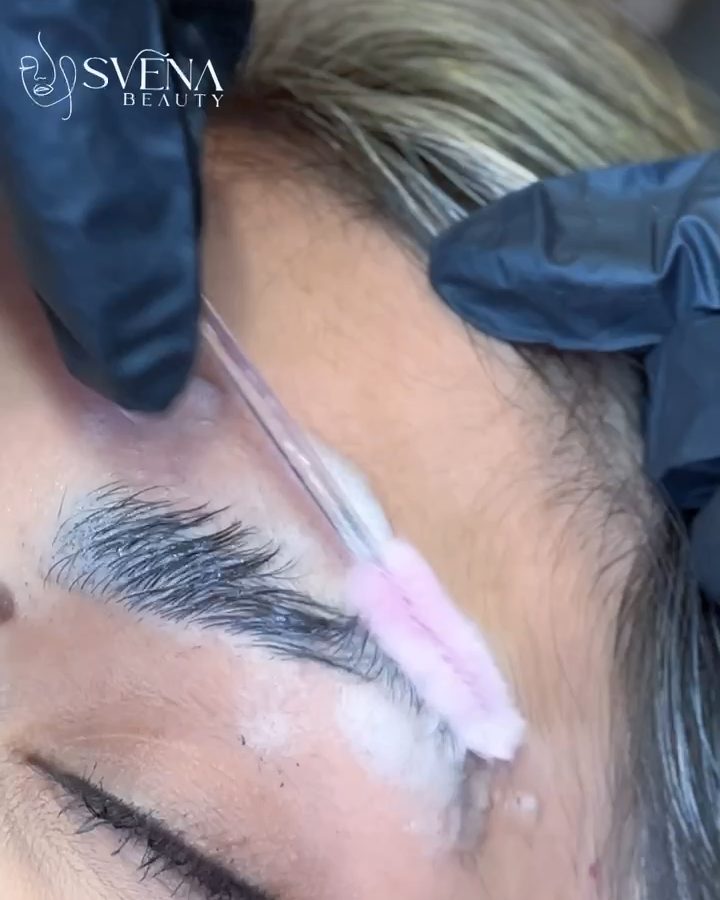 Sobrancelha com brow lamination feita na Svena Beauty