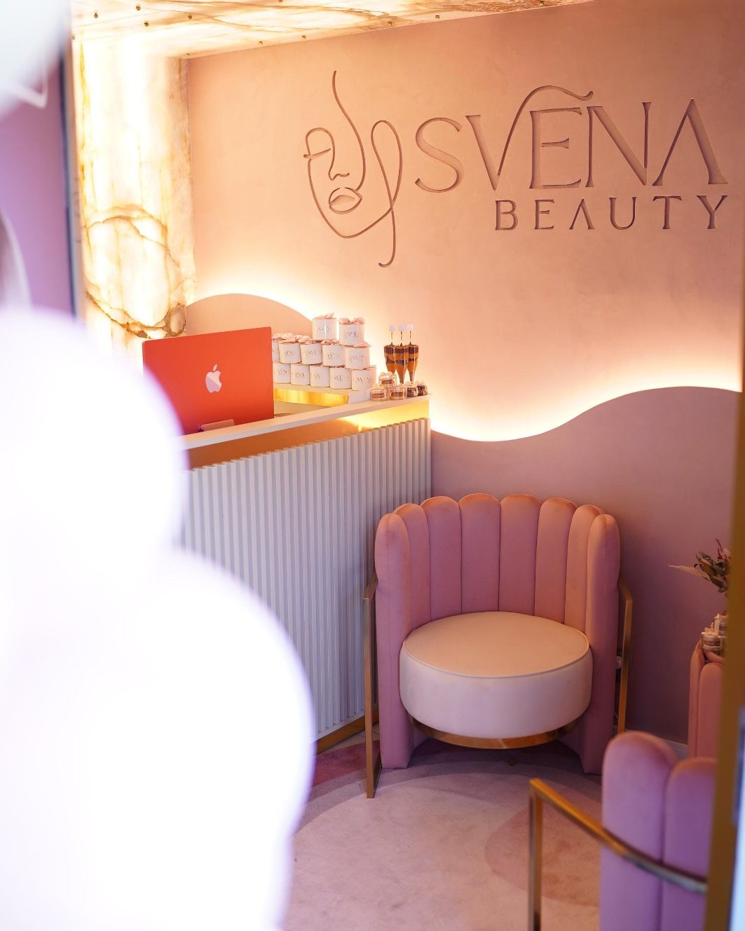 Recepção da Svena Beauty com a marca aplicada na parede